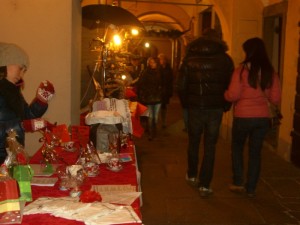 I piccoli tavoli allestiti lungo i portici del Centro Storico.