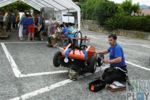 Lo stand della ProLoco si fa box per qualche riparazione dell'ultimo minuto.